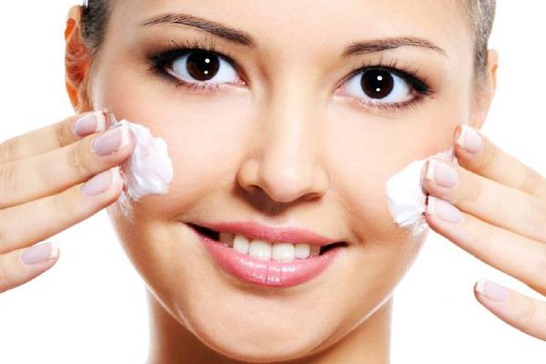 ۶ مرحله مهم مراقبت و پاکسازی پوست چرب و جوش‌دار برای جوانسازی پوست | سرمه